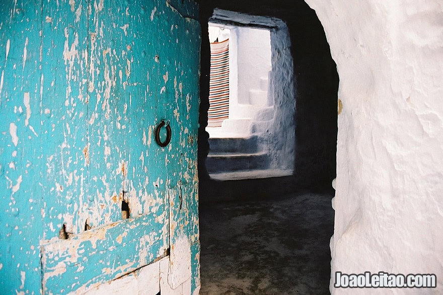 Casa com porta aberta em Chefchaouen, Marrocos