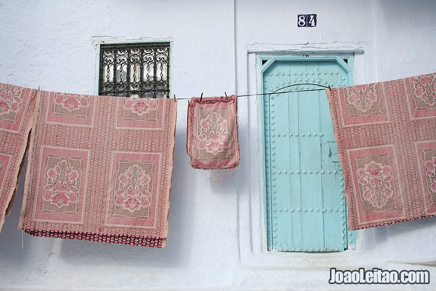 Roupas penduradas em Chefchaouen