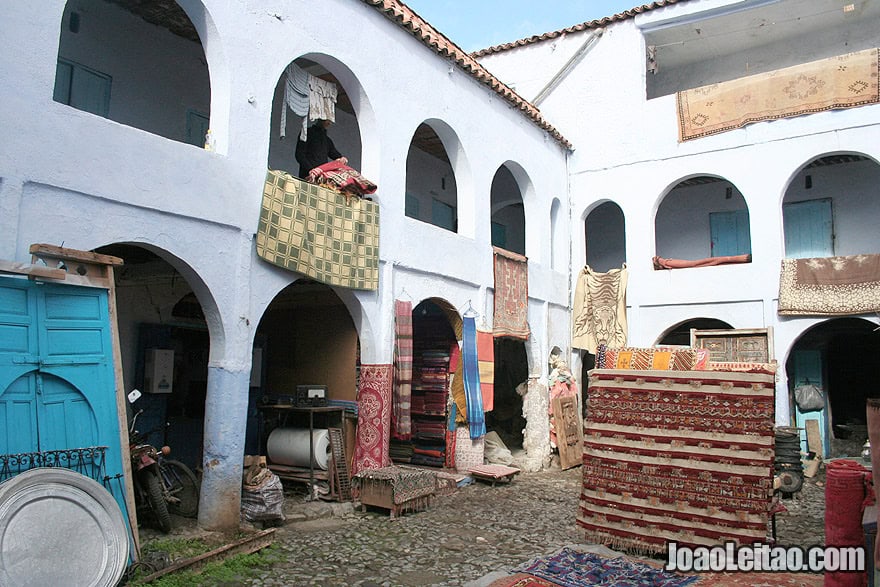 Pátio com lojas em Chefchaouen