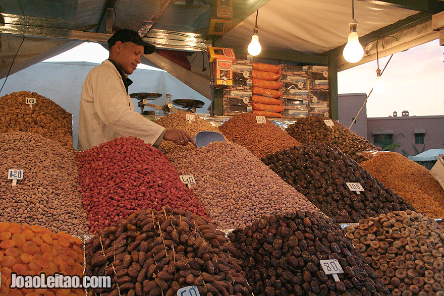 Vendedor de frutos secos em Marraquexe