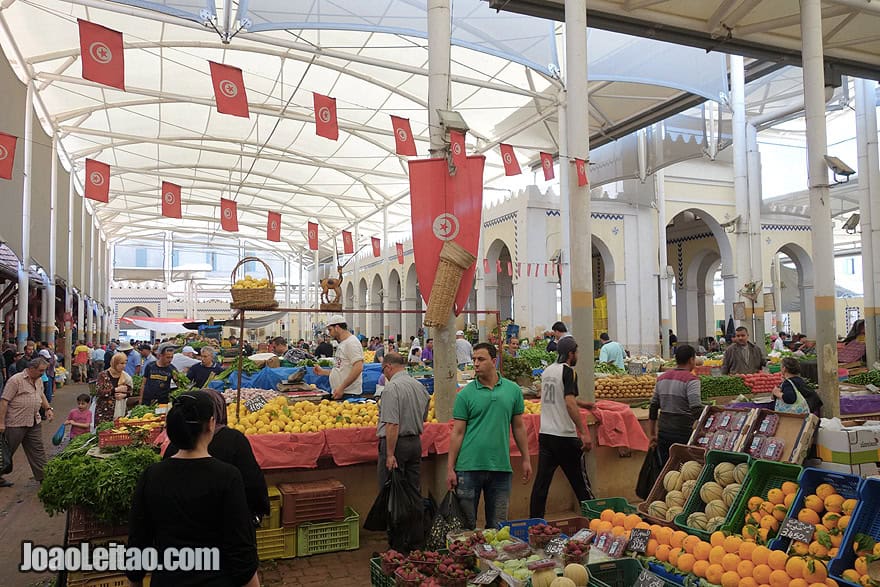 O mercado central de Tunes é o local perfeito para mercearias