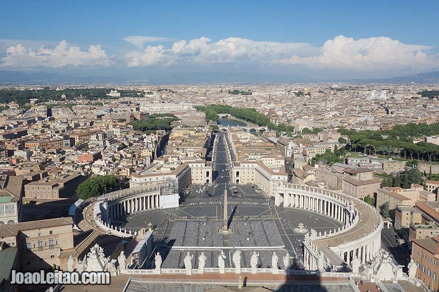 Vista da Praça de São Pedro desde o topo da Catedral de Michelangelo, no Vaticano