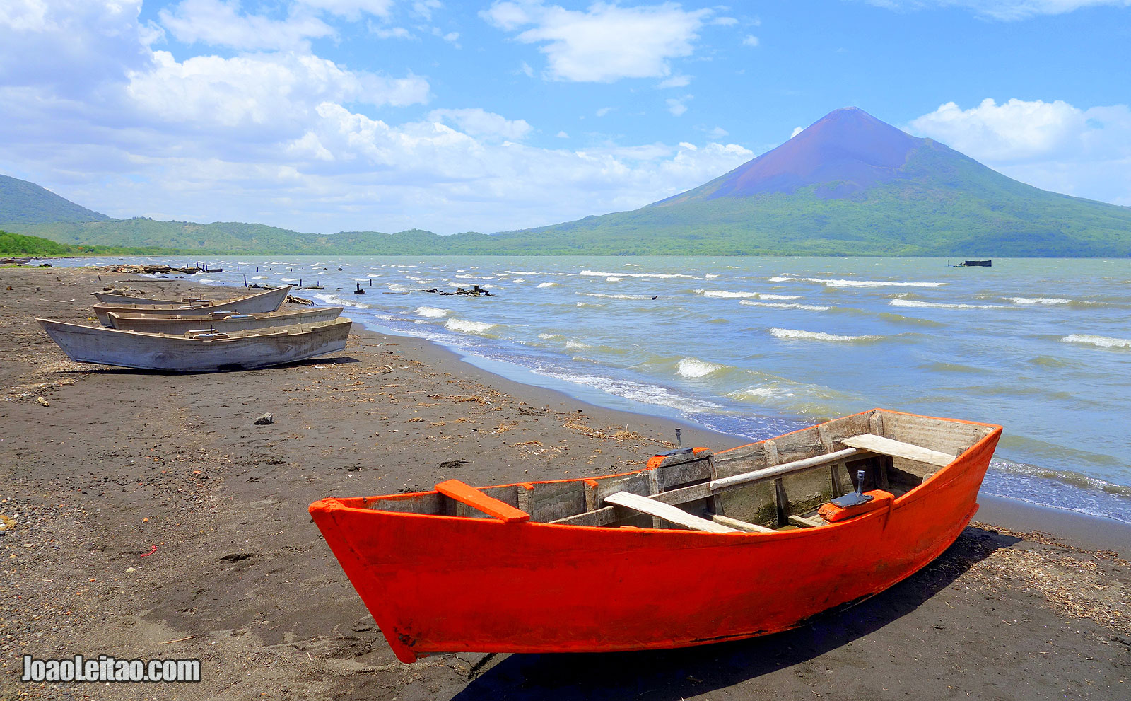 Barco com vista para o Vulcão Momotombo - Viajar na Nicaragua