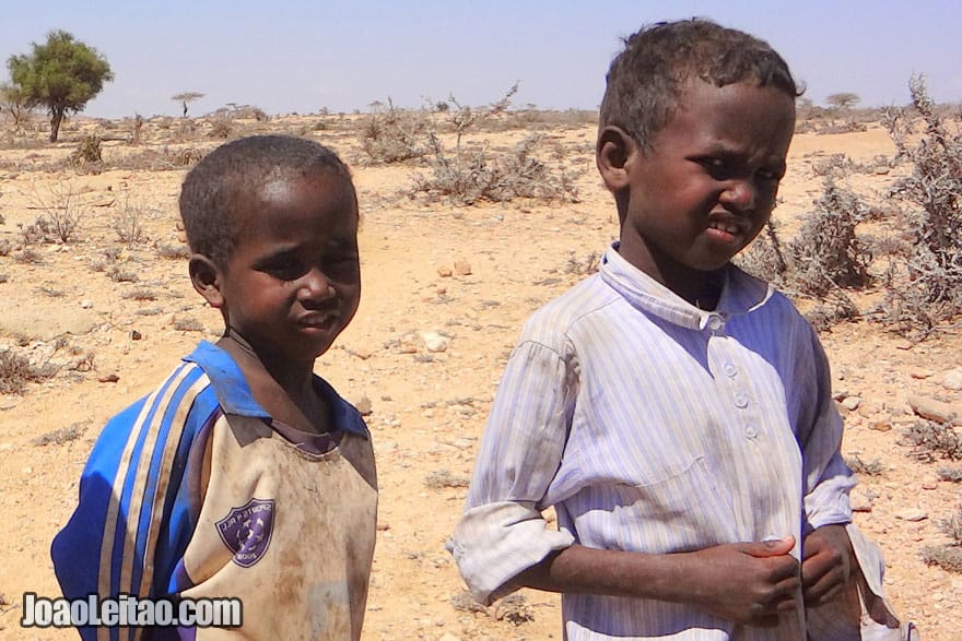 Children on the way to Laas Geel