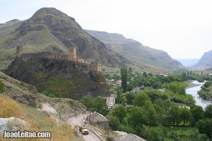 Wide view of the fort and the Mtkvari River, Khertvisi Fortress in Georgia