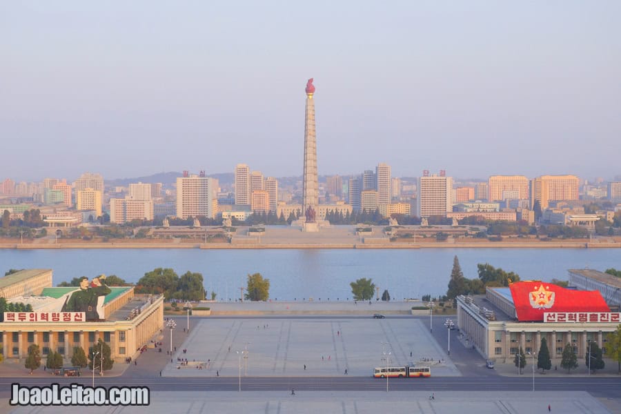 Praça Kim Il-sung e Torre Juche vistas da Grande Casa de Estudos do Povo