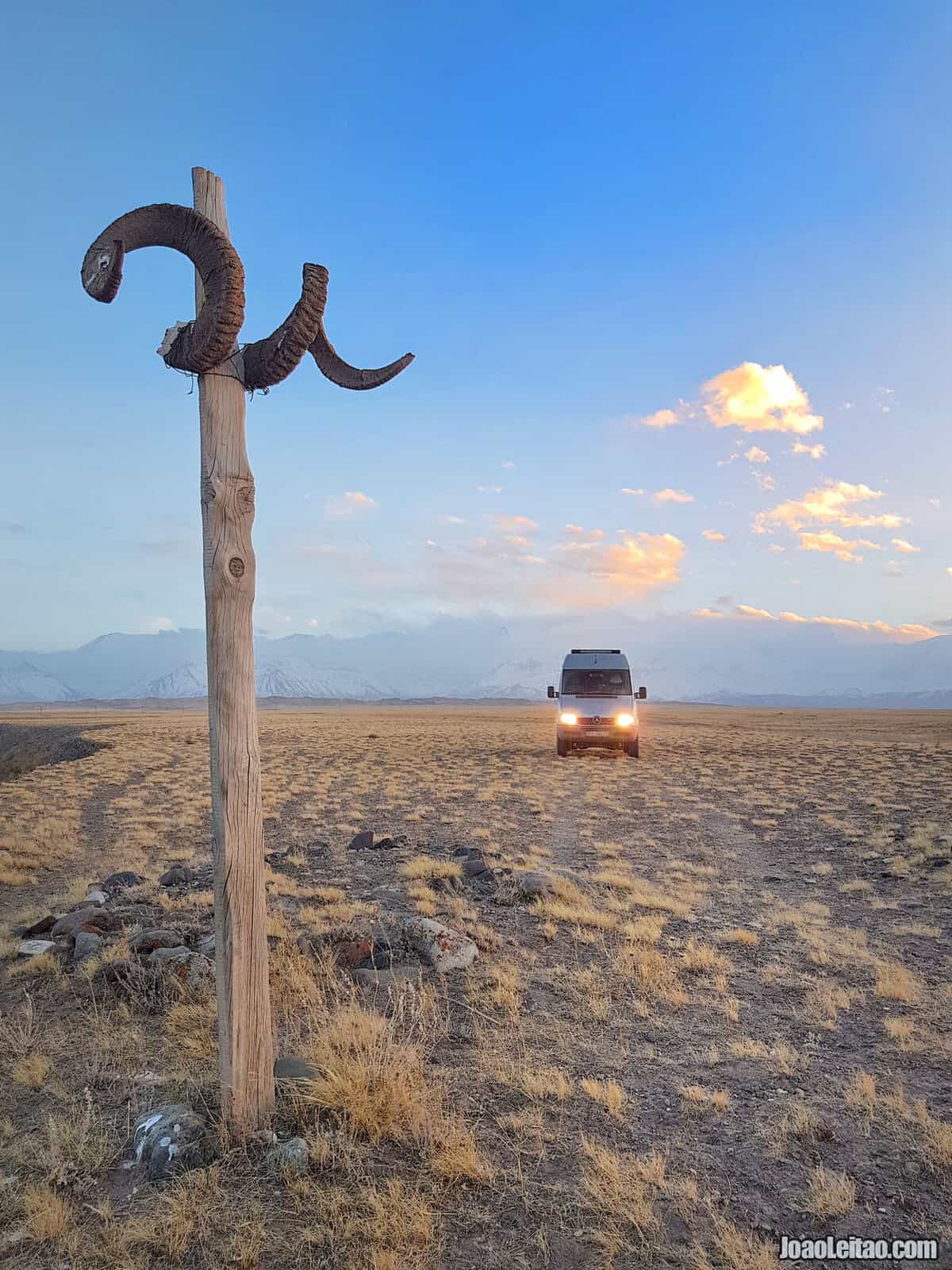 Van Life próximo do Campo de Base do Pico Lenine