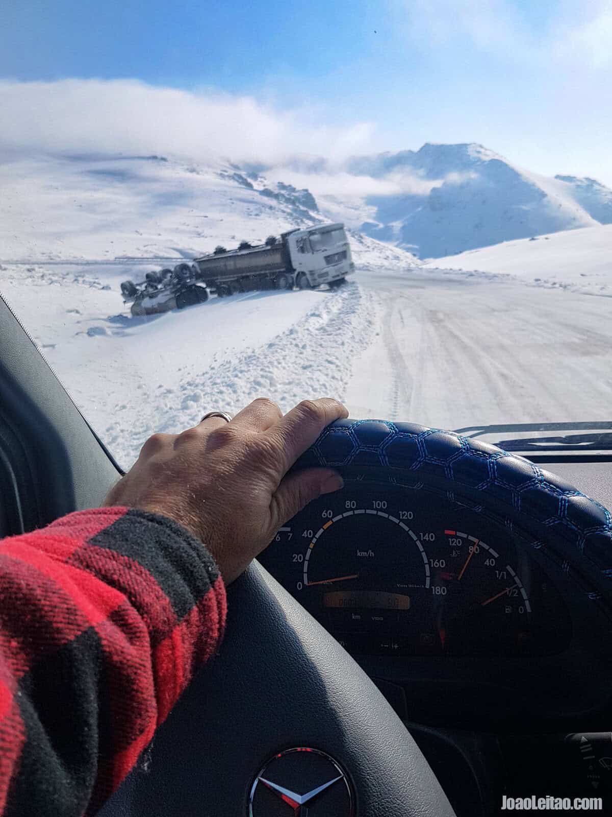 Atravessando a montanha na estrada de Talas até Bishkek, na M41 em direcção a Osh