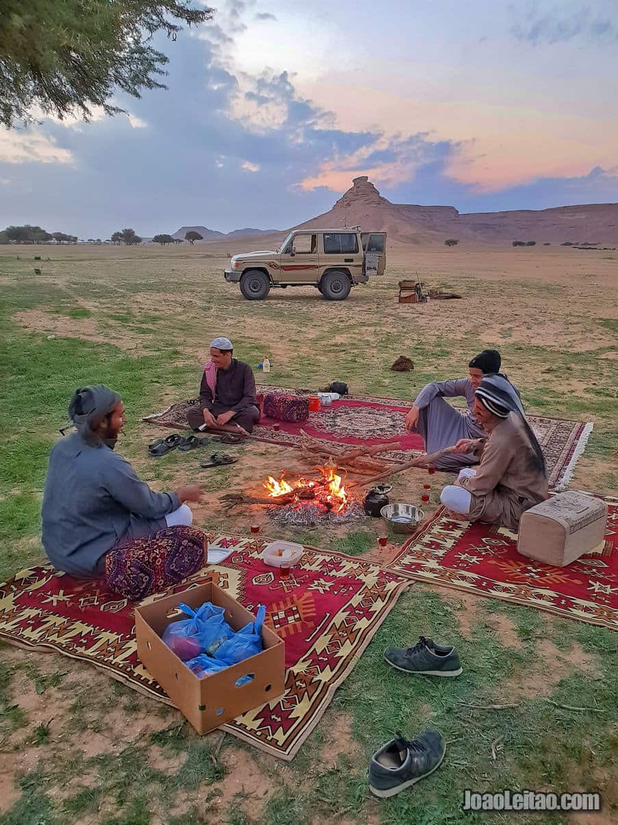 Sauditas amigáveis a acampar no deserto