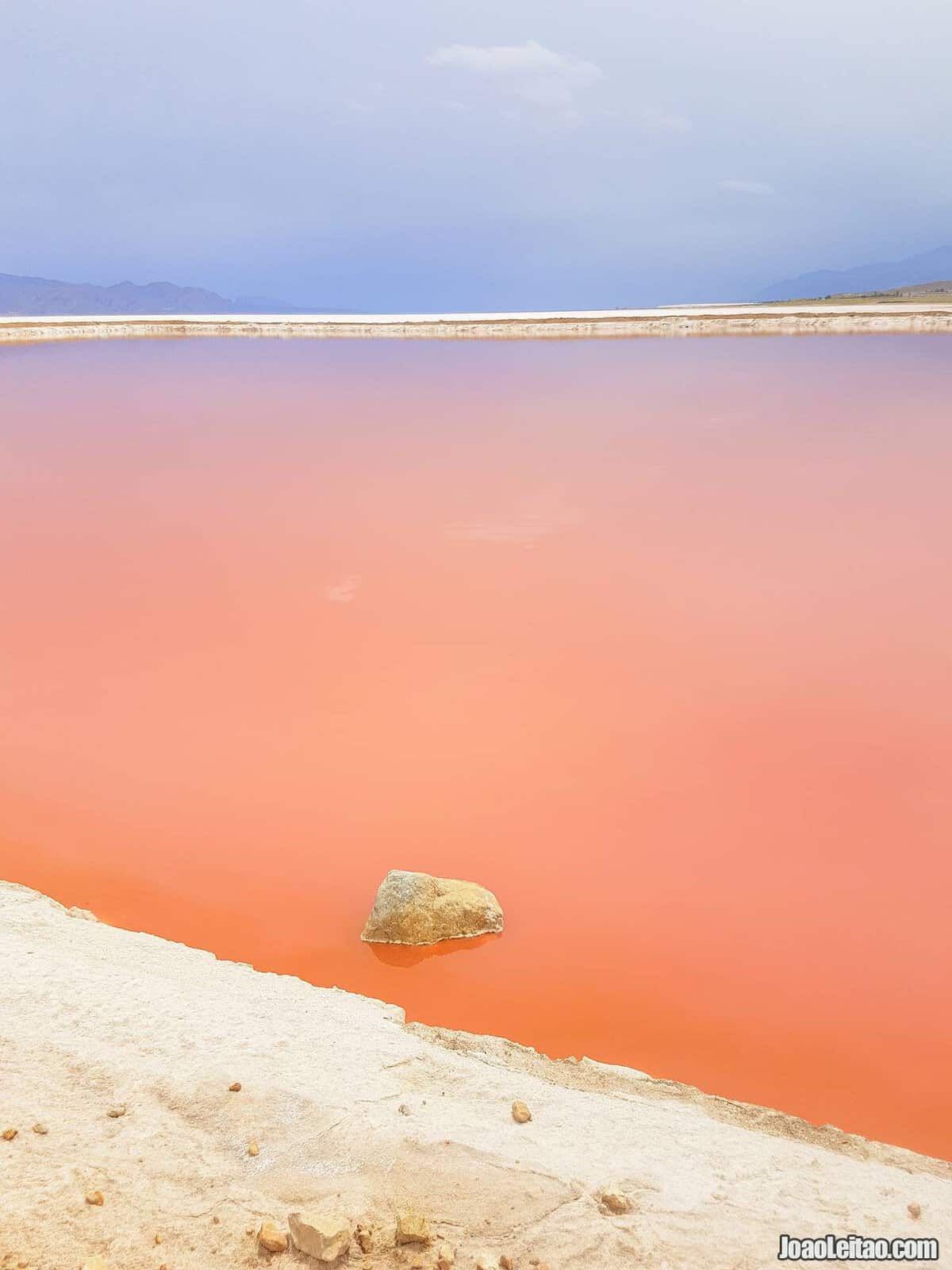  Visitar o Lago Maharloo no Irão