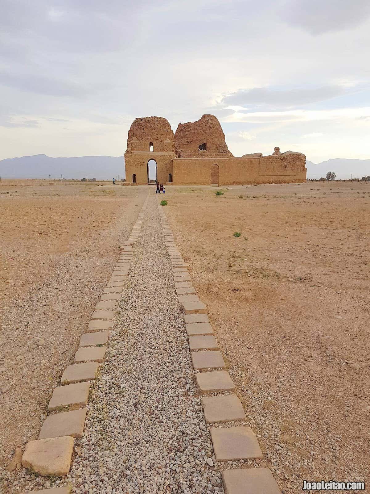  Visitar o Palácio de Sarvestan no Irão